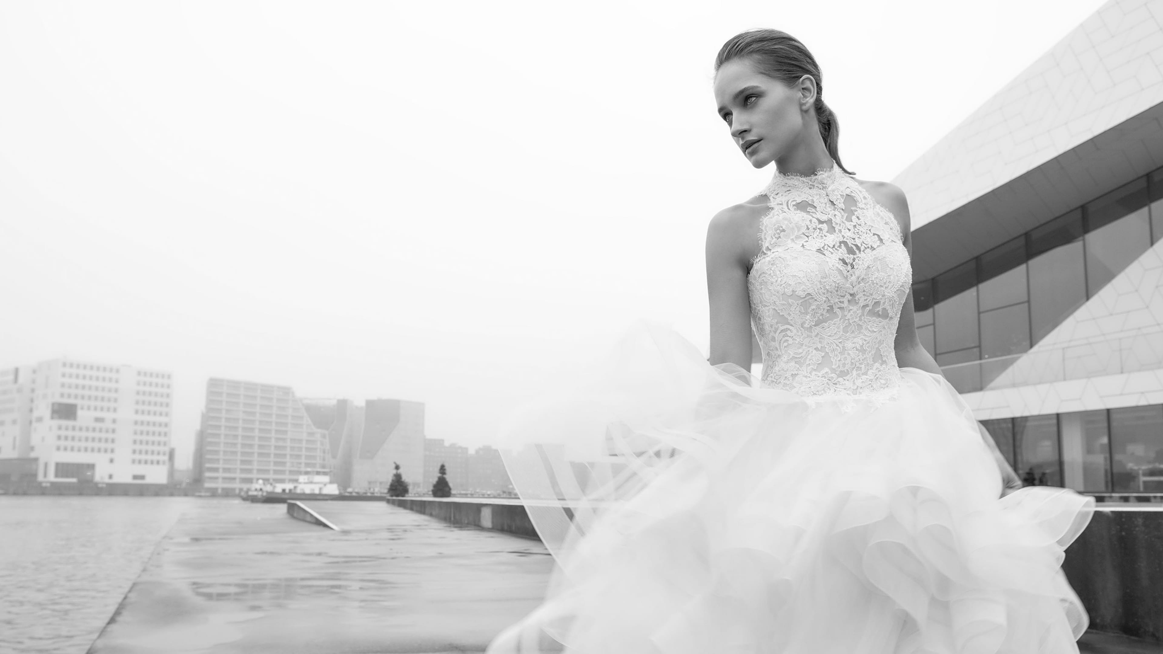 Model posiert am Wasser im Brautkleid