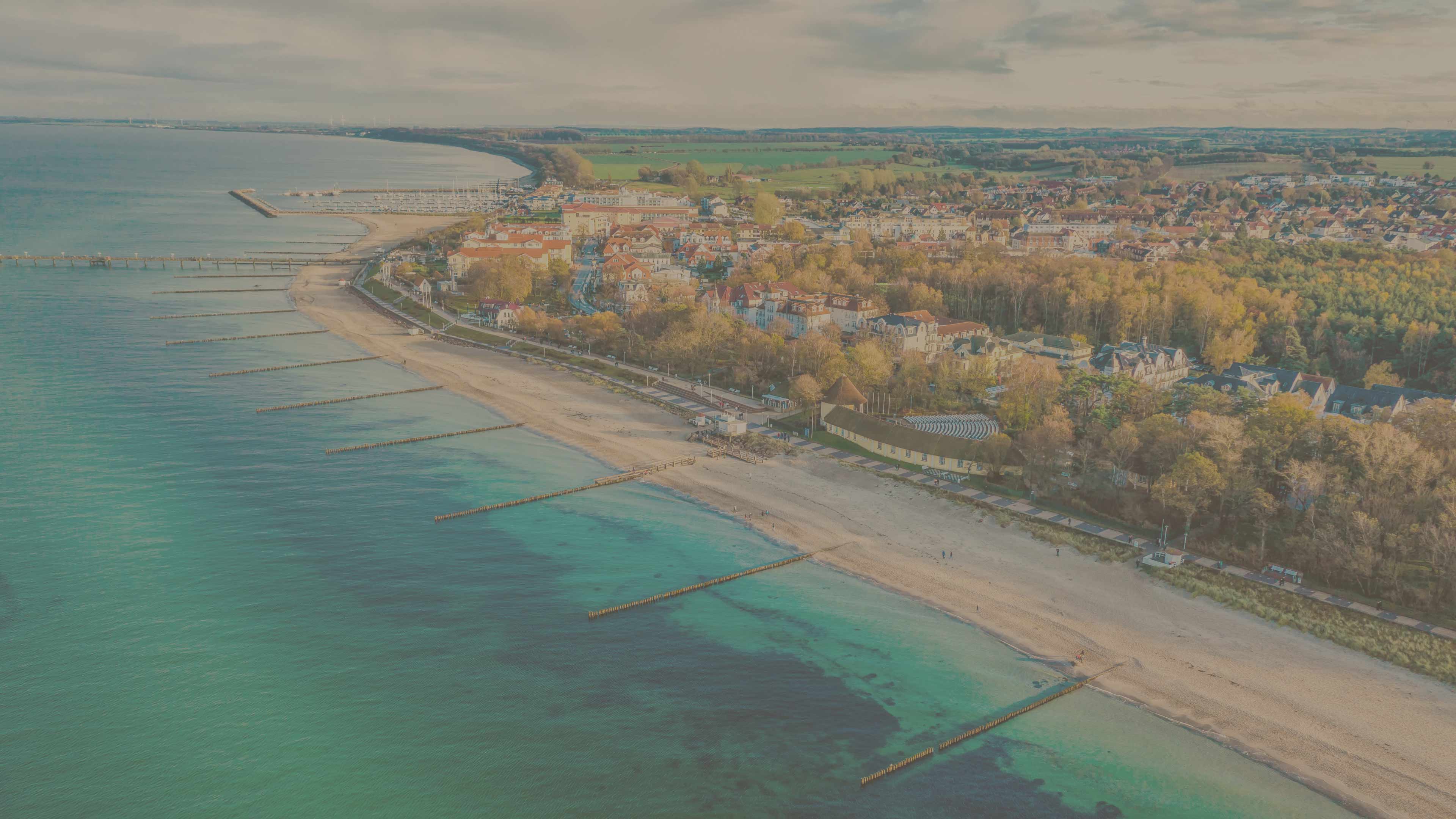 Luftbild von einem Strand mit einer angrenzenden Stadt