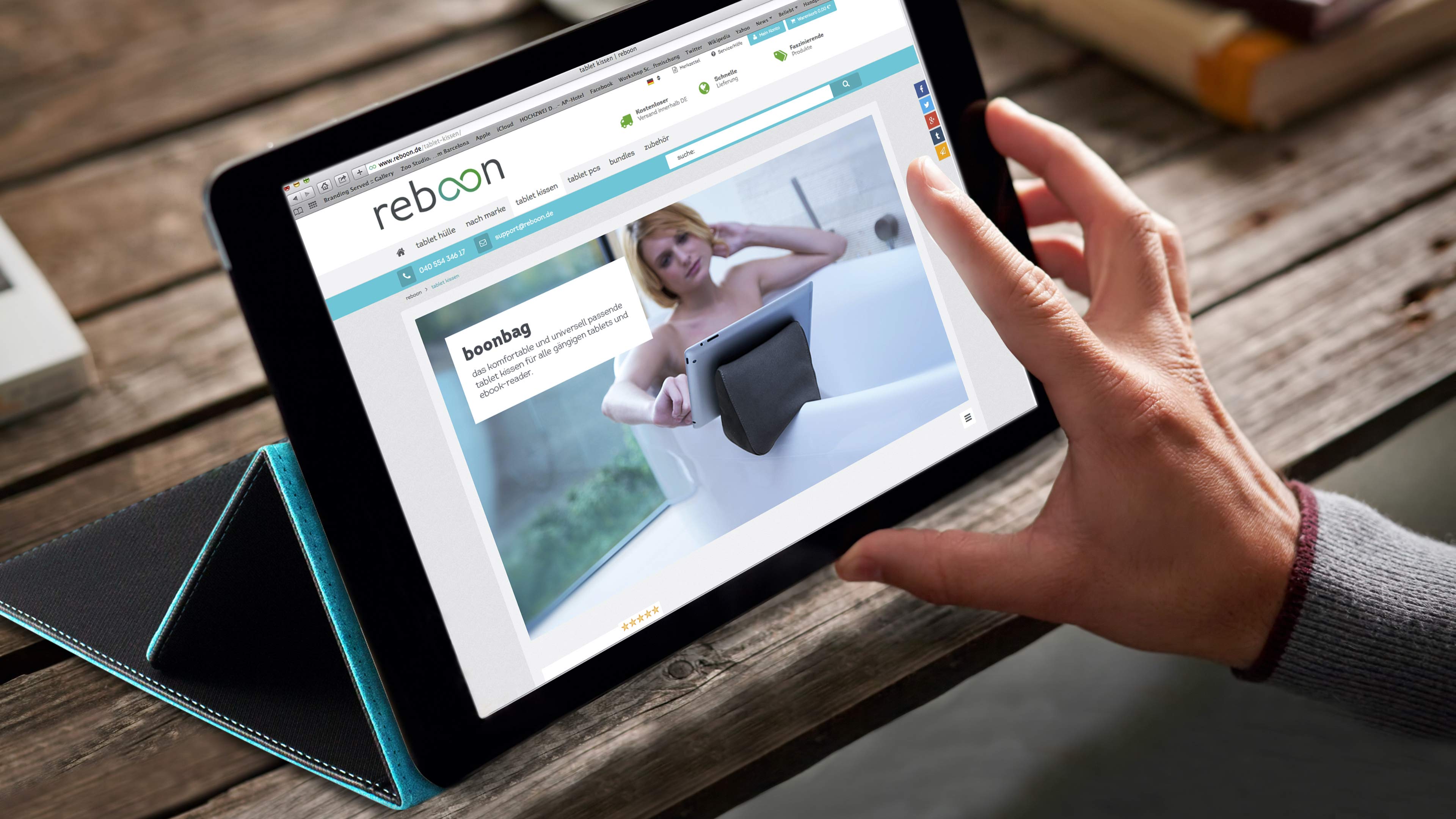 Person surft auf der Reboon Homepage