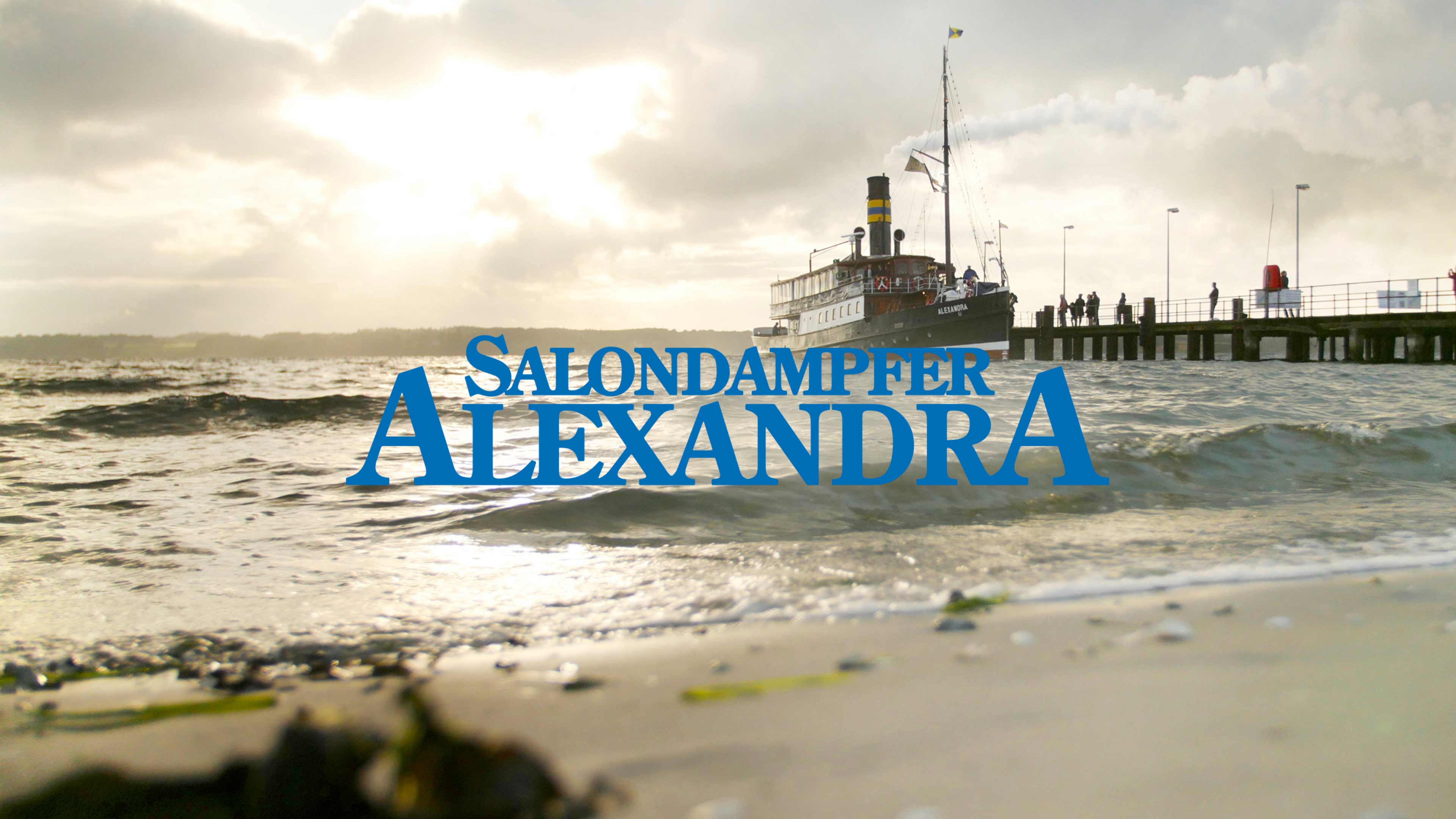 Salondampfer Alexandra legt am Ufer an
