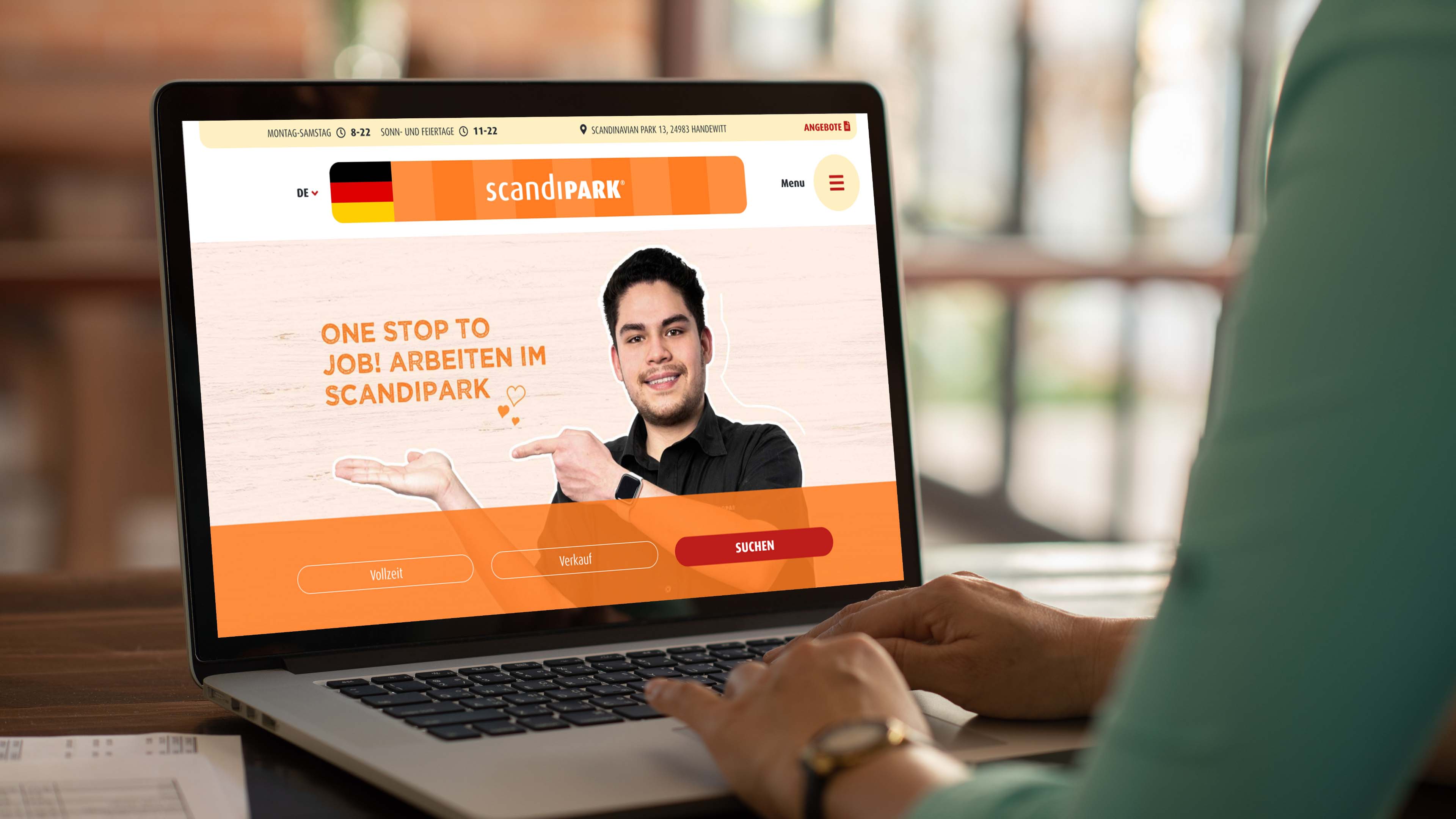 Laptop zeigt Recruiting-Kampagne des ScandiParks