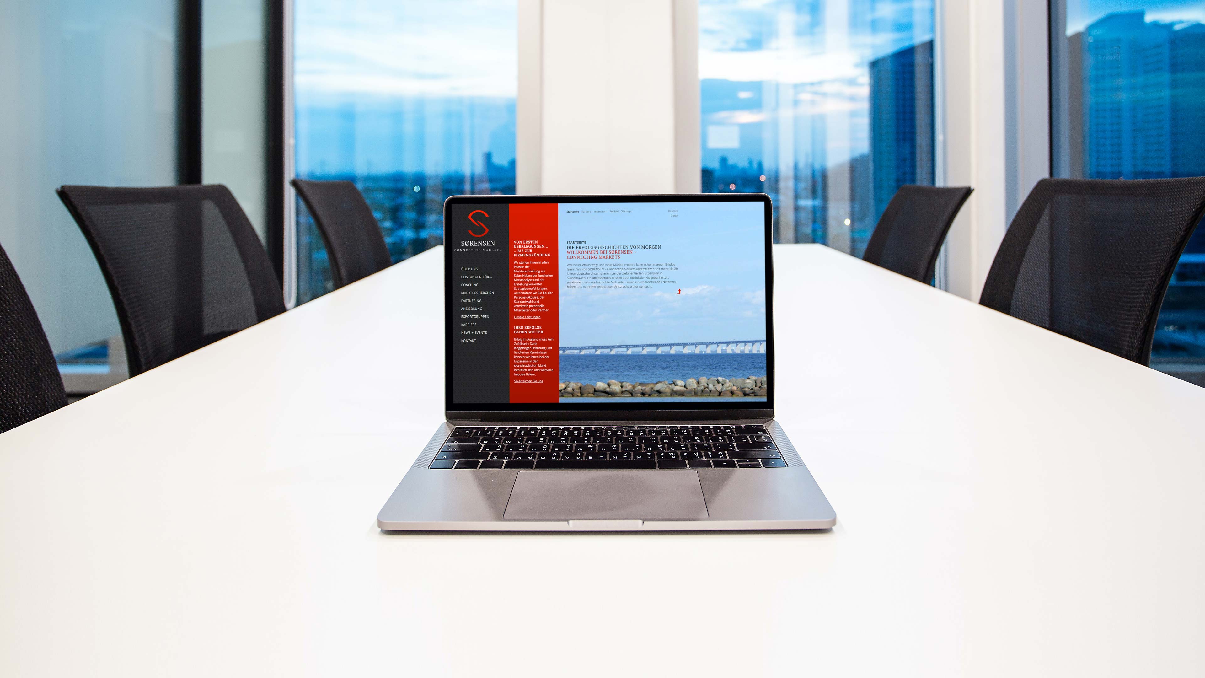 Macbook steht auf einem Bürotisch im Meetingraum