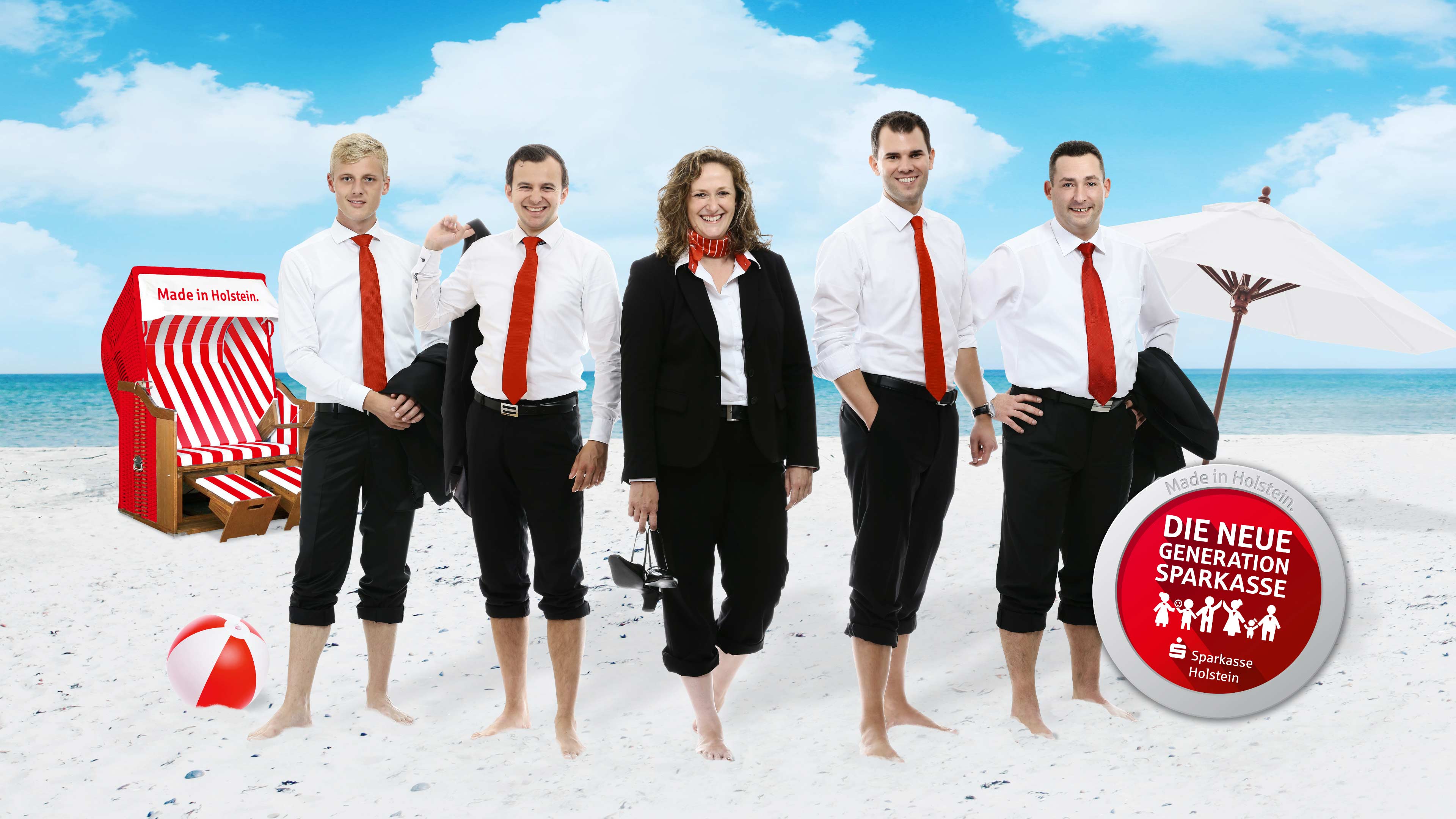 Fünf Sparkassen Mitarbeiter stehen im Sand