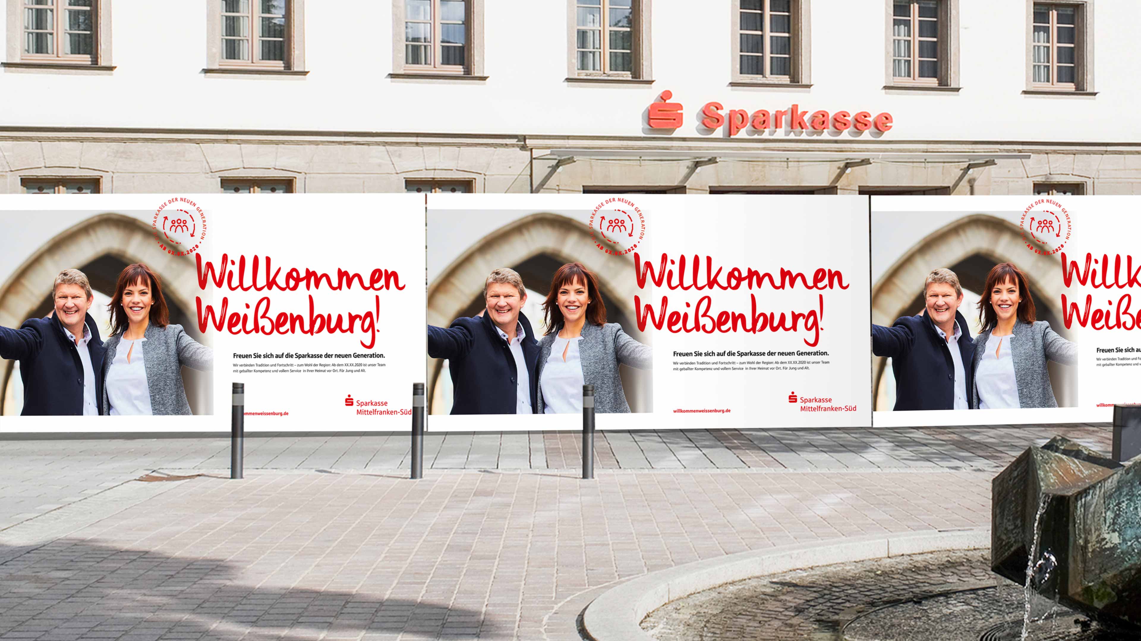 Großes Werbeplakat vor der Sparkasse Weißenburg