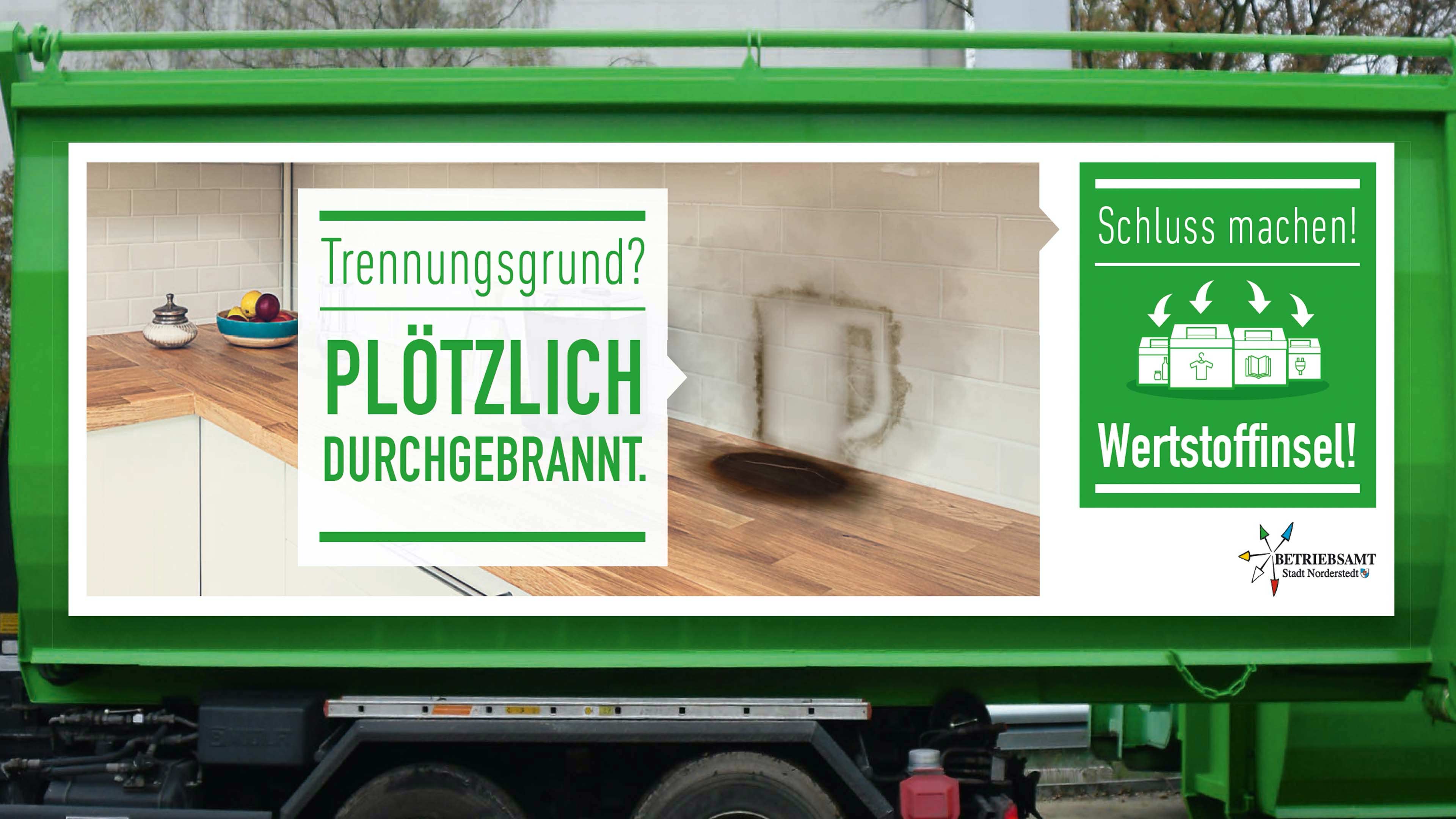 Werbung auf einem grünem Müllwagen