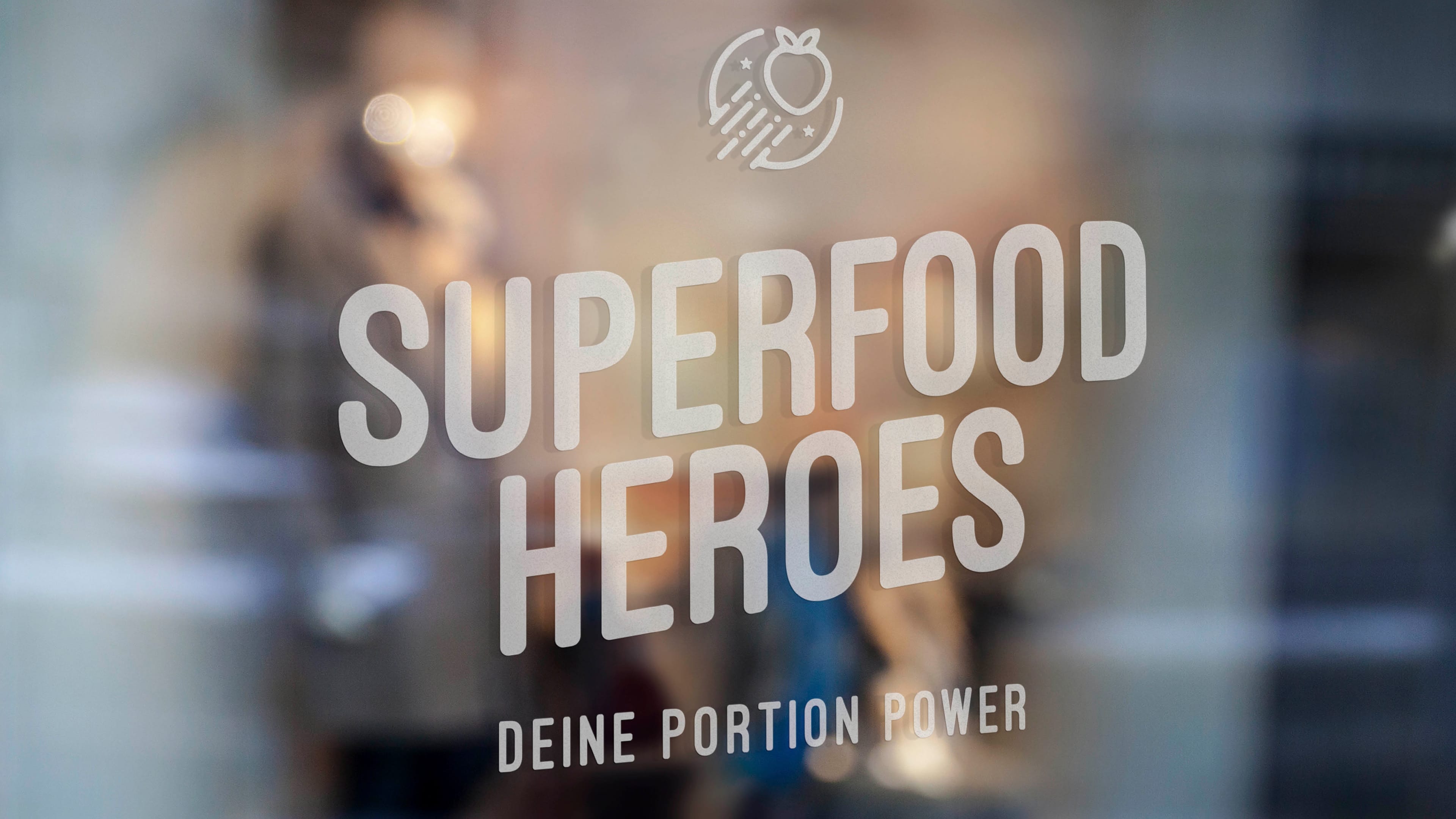 Nahaufnahme des Superfood Heroe Logos an einer Fensterscheibe