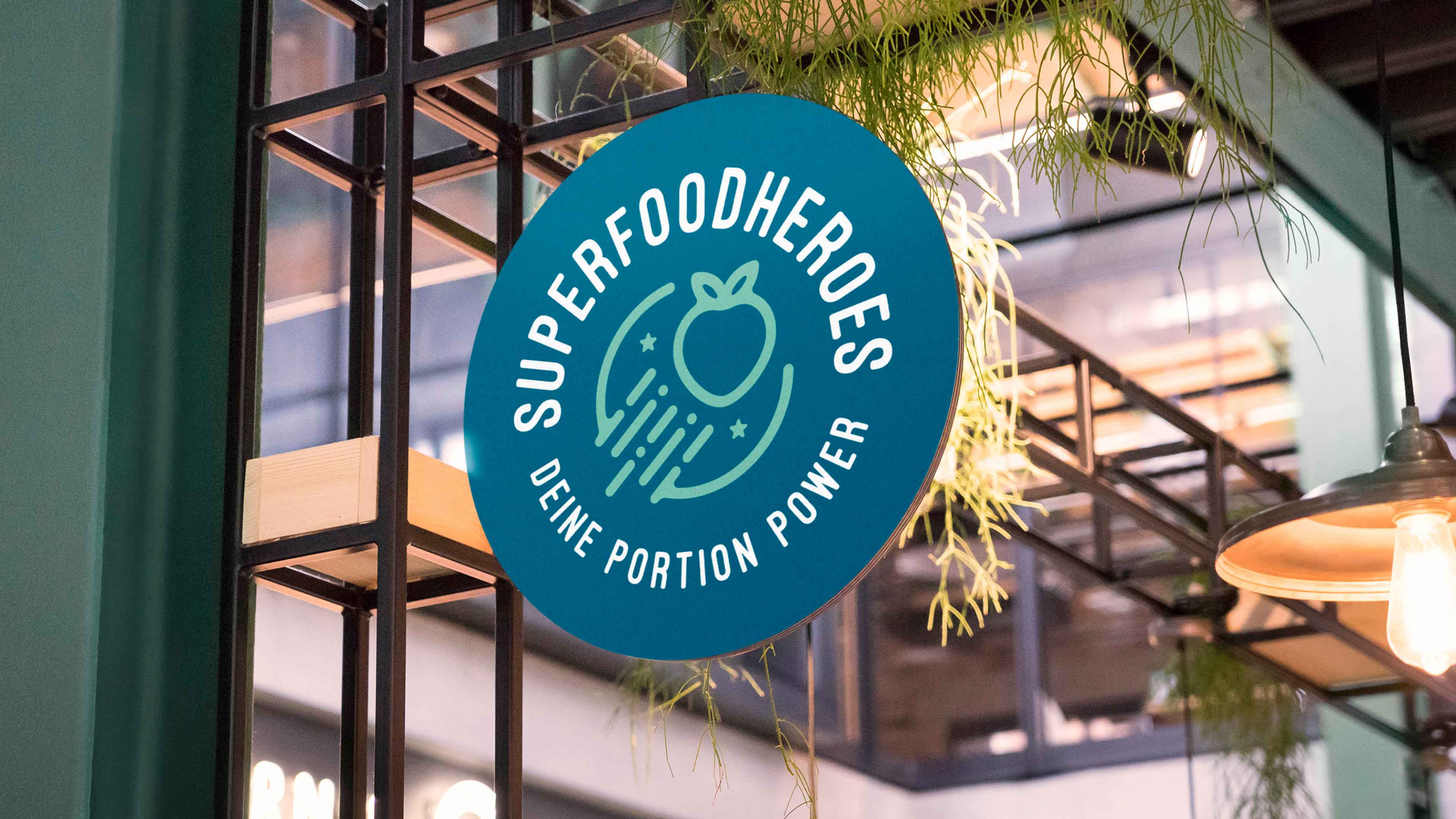 Superfood Heroes Logo an einer Fensterscheibe
