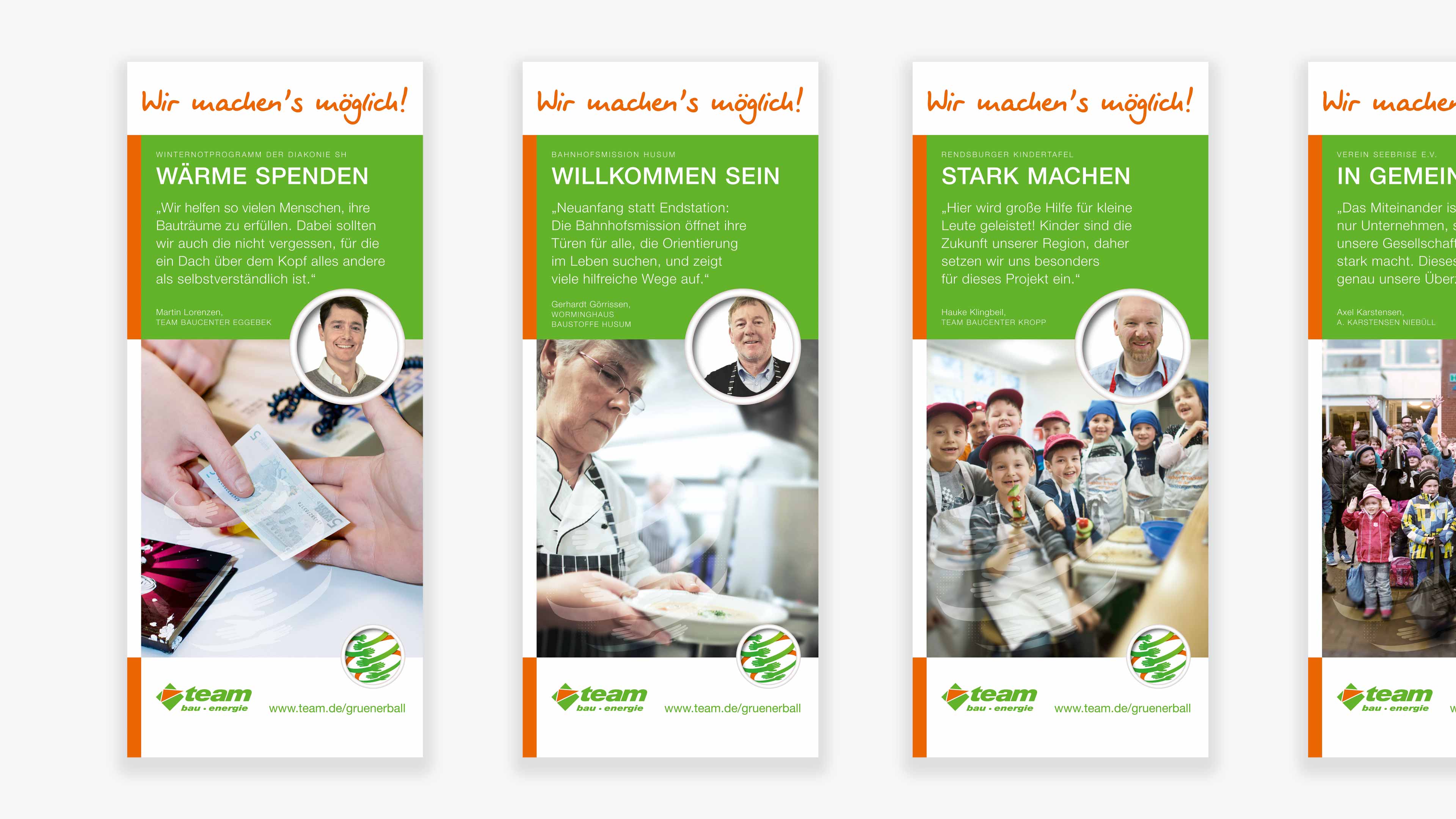 Vier grüne Team Baucenter Flyer mit Personen auf dem Cover