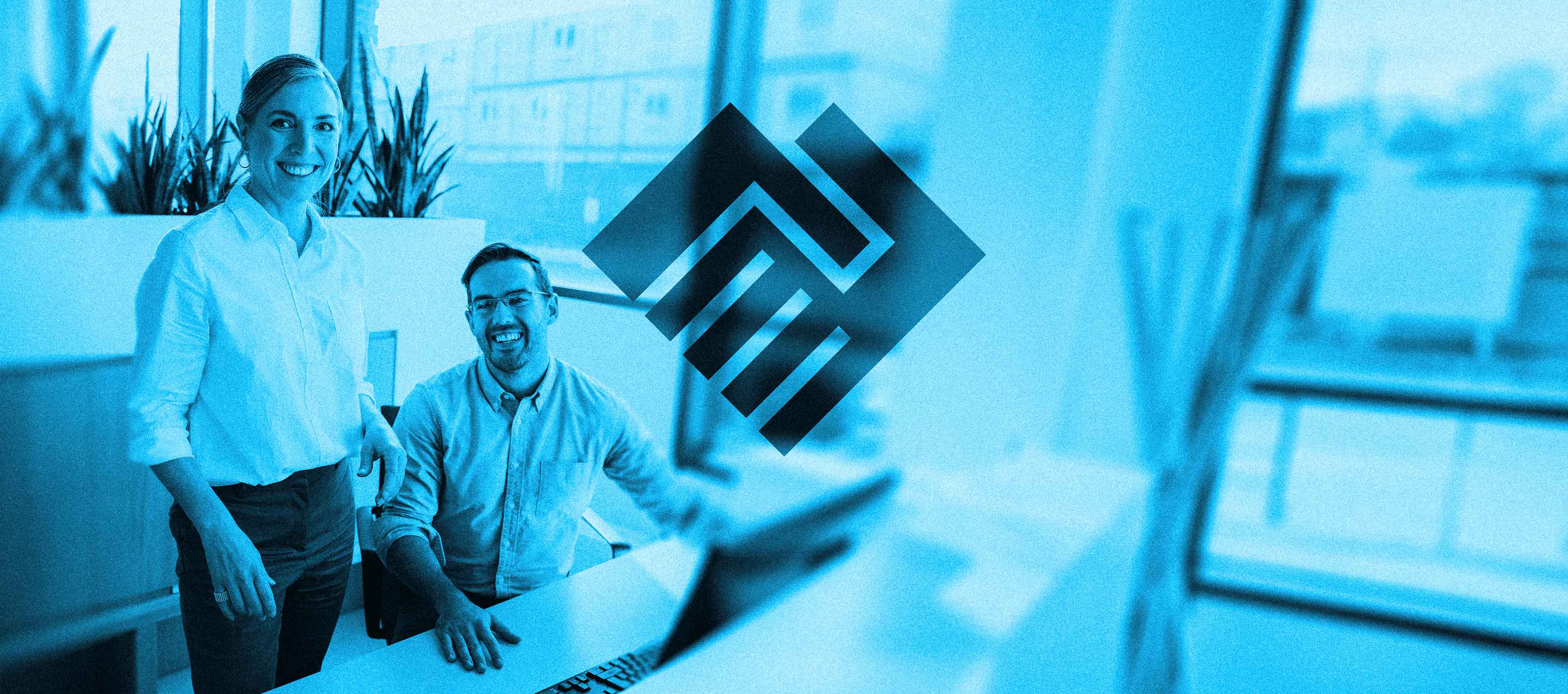 Blaue Grafik von zwei Personen im Bereich Unternehmensdienstleistung und Handschüttel-Icon