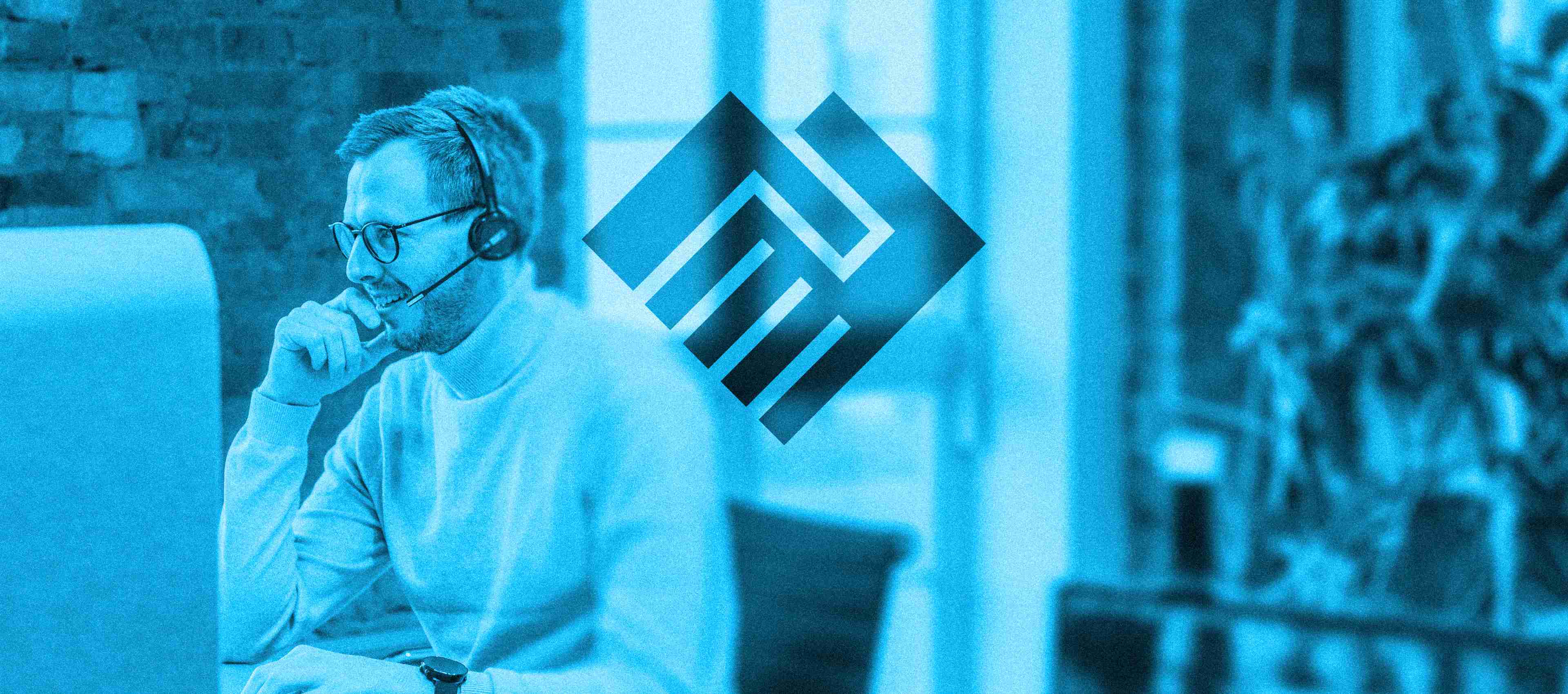HOCHZWEI-Mitarbeiter im Telefonat und darüberliegendem Handschüttel-Icon