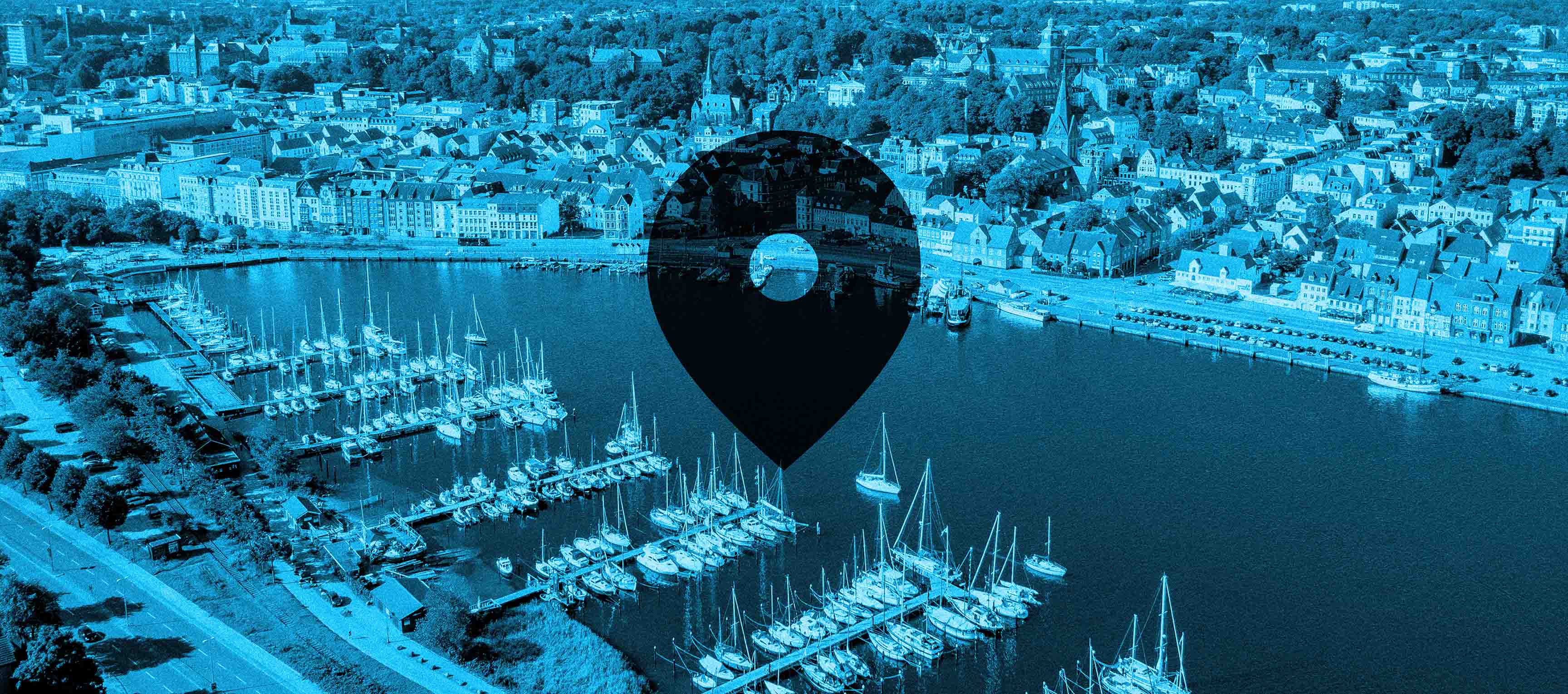 Luftaufnahme der Flensburger Förde mit Map-Marker-Icon