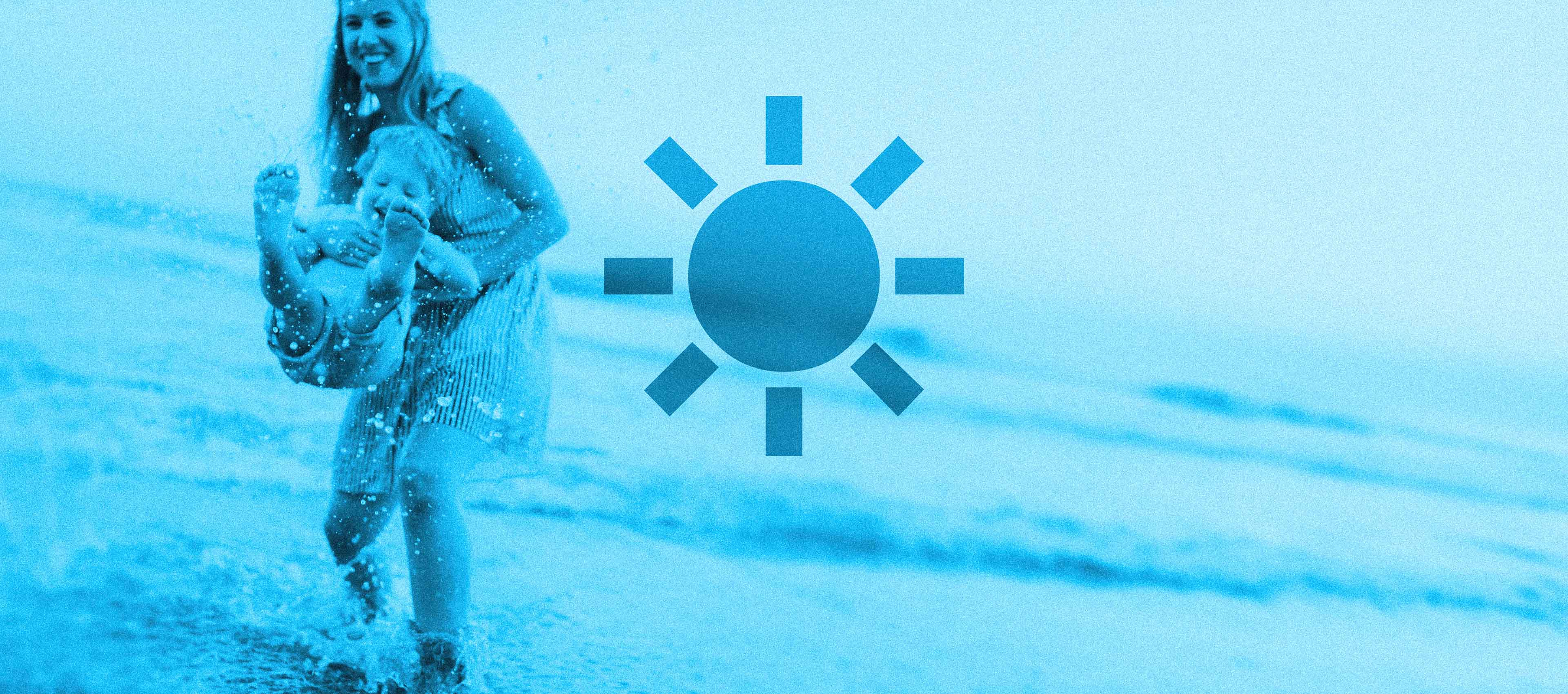 Mutter und Kind spielen im Meer, darüber ein Sonnen-Icon