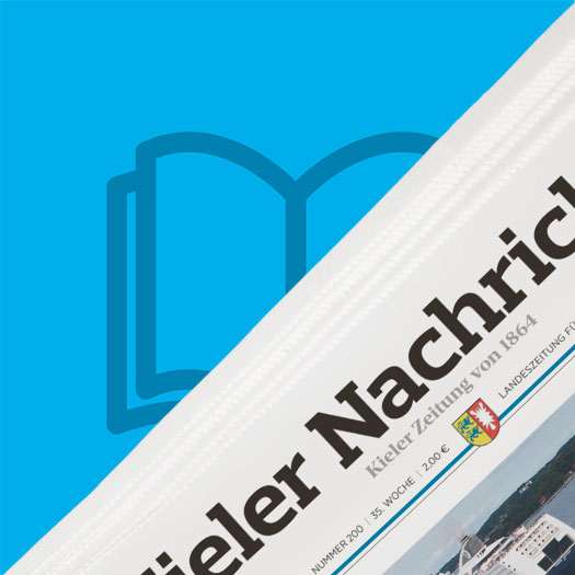 Hälfte des Bildes zeigt Titelseite der Kieler Nachrichten, andere Hälfte ist blau