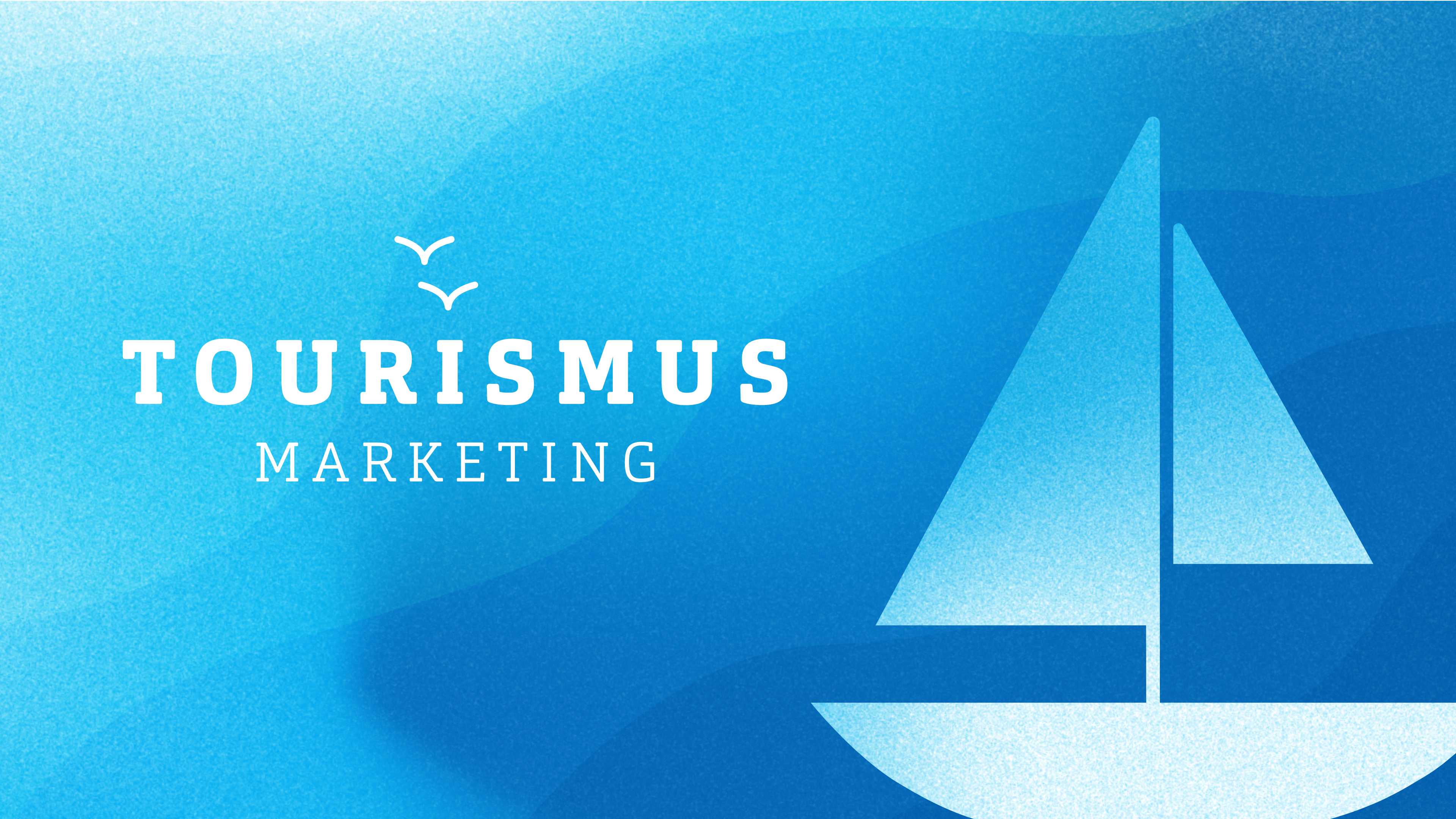 Blaue Grafik mit einem hellen Segelboot und der Überschrift Tourismus-Marketing