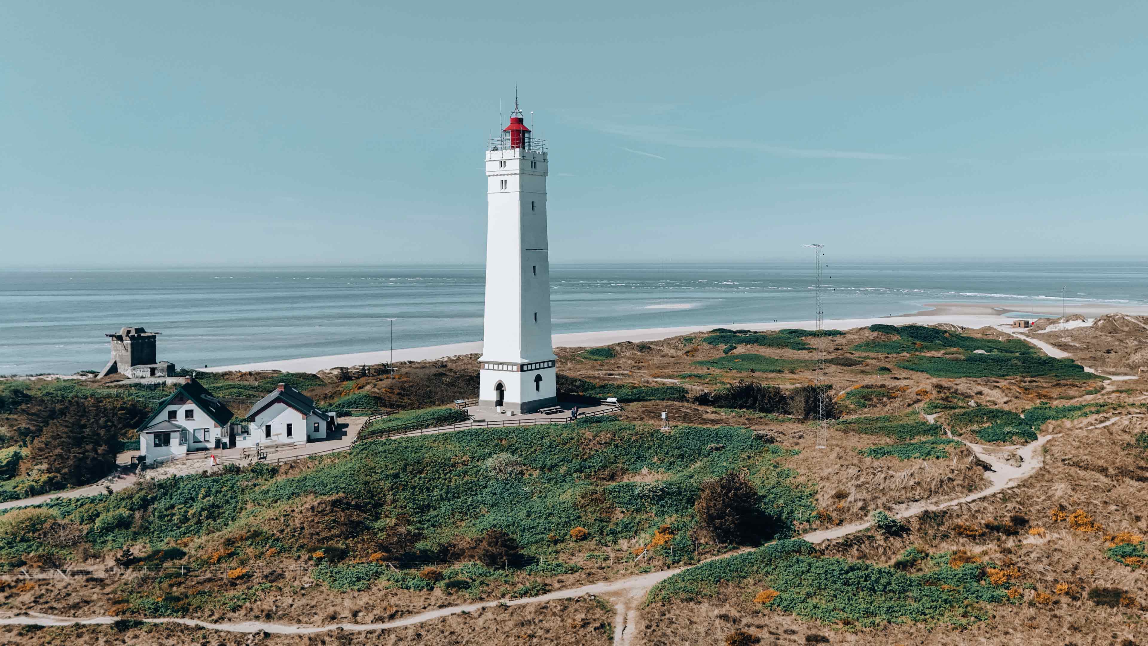 h2_grenzuebergreifendes-marketing_slider_01.jpg Historischer Leuchtturm am Strand
