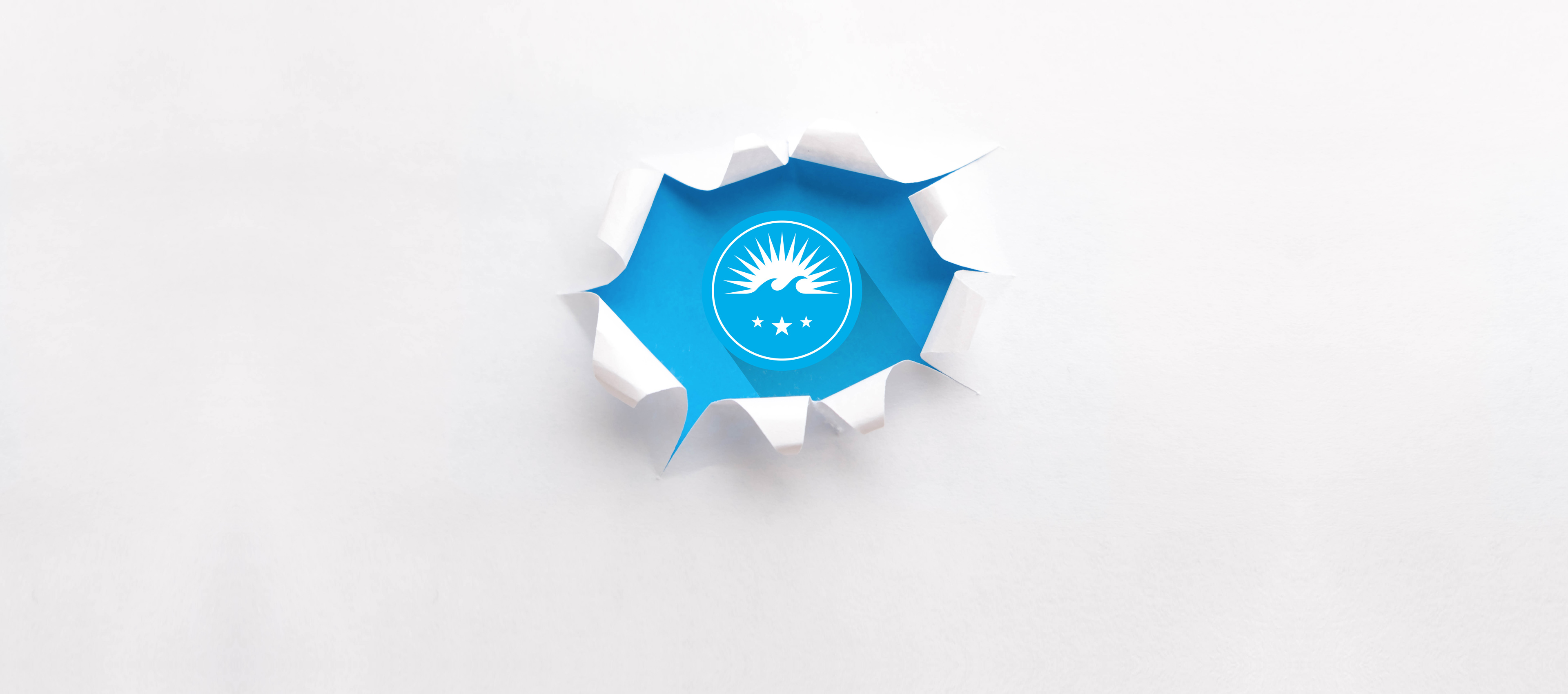 Blaues HOCHZWEI-Logo erkennbar durch Loch im weißen Papier