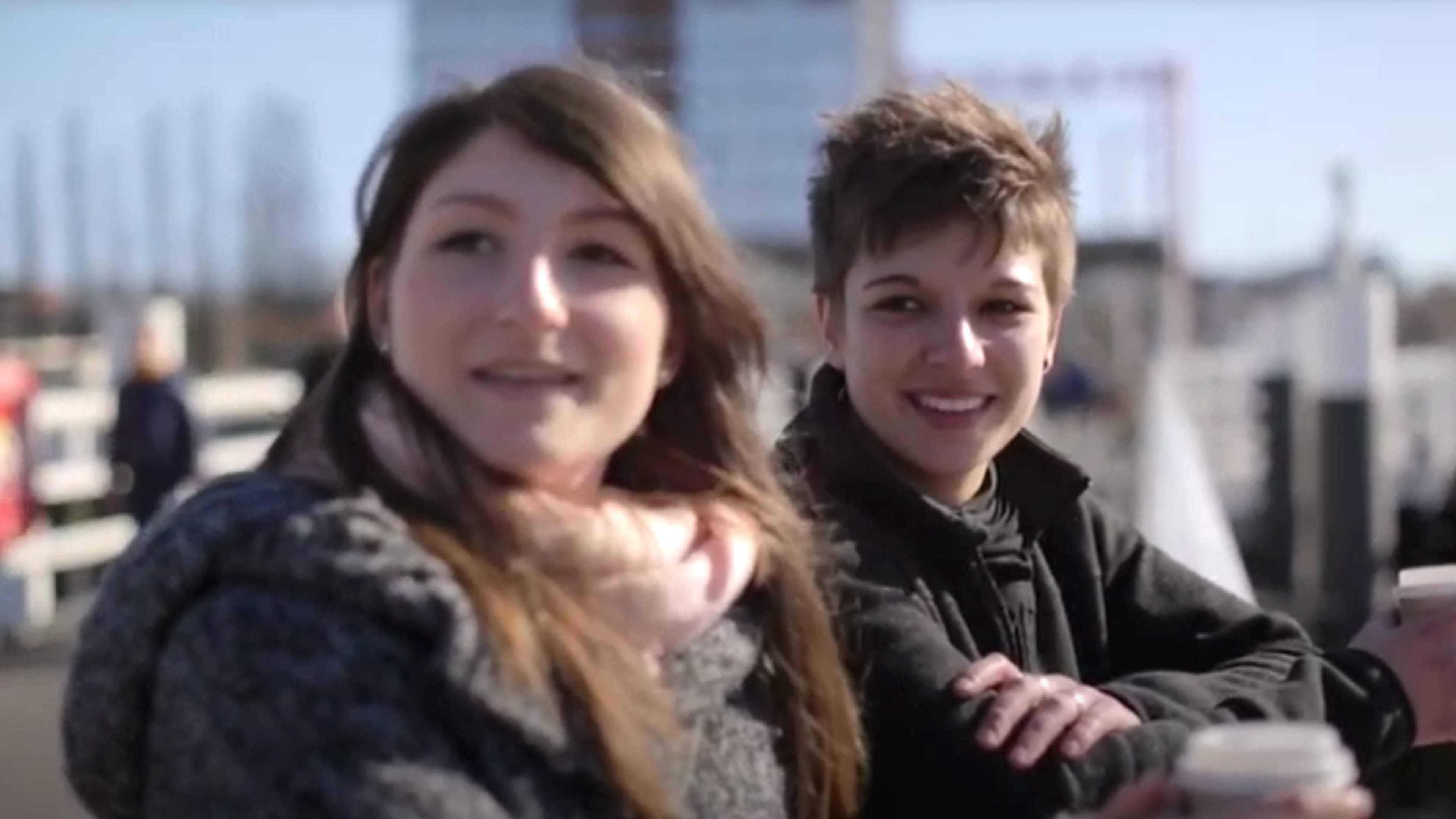 Zwei Junge Personen sitzen am Hafen von Flensburg