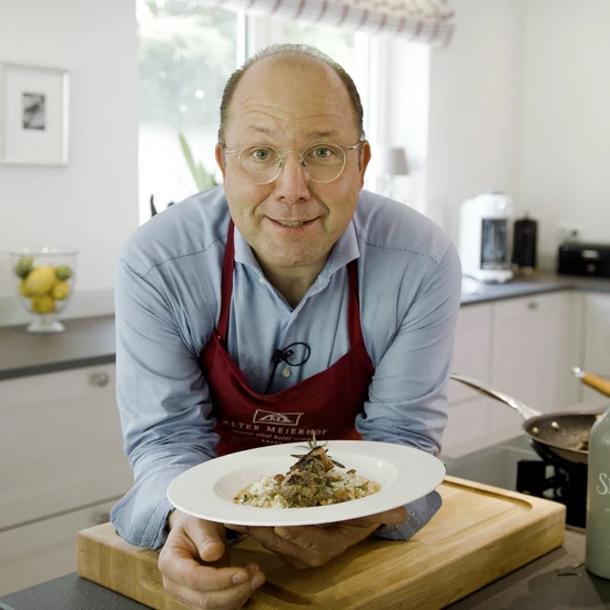 Dirk Luther guckt in die Kamera