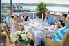 Gruppe älterer Personen an gedecktem Tisch auf Terrasse
