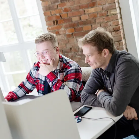 Eine direkte Besprechung am Arbeitsplatz zwischen unseren Kollegen Stephan und Luca.