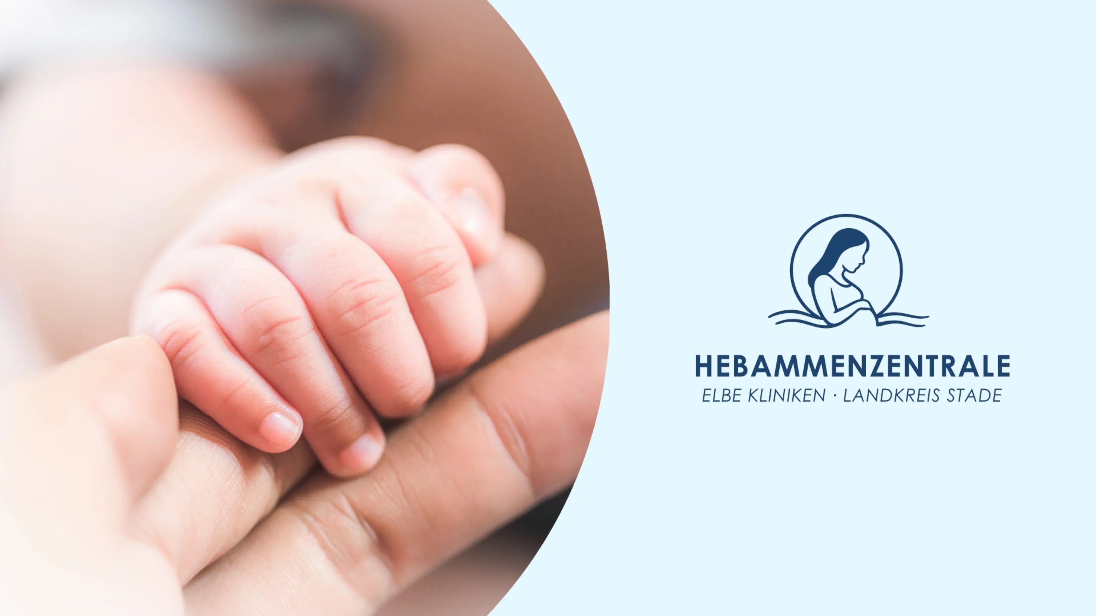Grafik mit einem Foto von Kinderhänden und daneben das Logo der Hebammenzentrale Stade
