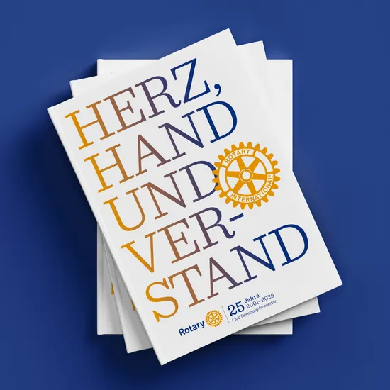 Ein Stapel Magazine des Rotary Clubs mit dem Titel Herz, Hand und Verstand