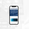 Smartphone zeigt Startseite von bmz-recht.de vor hellem Hintergrund