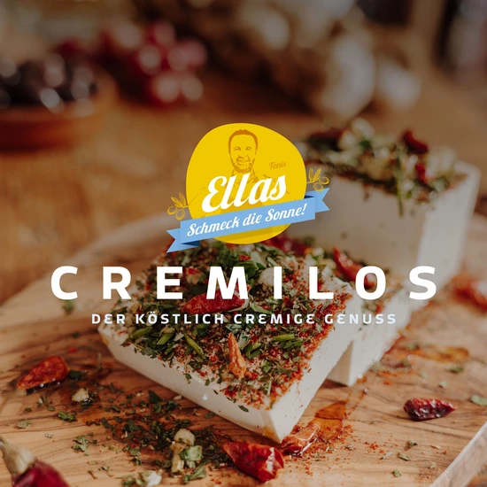 Foto mehrerer Blöcke Weichkäse mit Kräutern und Chilis drauf und dem Schriftzug Cremilos der köstlich cremige Genuss darüber das Logo von Tonis Ellas in gelb mit der Silhouette eines Mannes und dem Satz Schmeck die Sonne