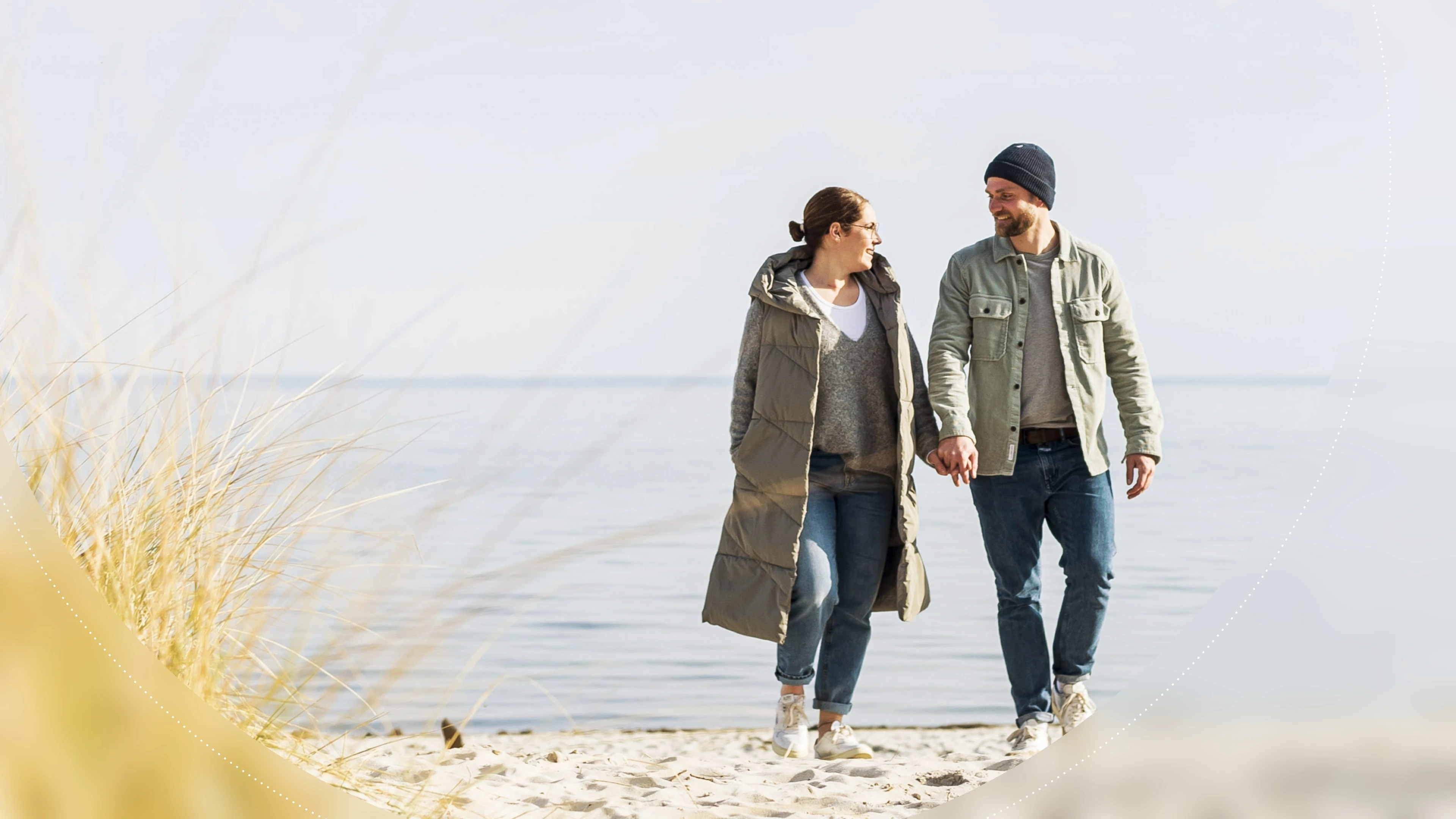Pärchen geht am Strand spazieren