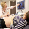 Schwangere liegend bei der Ultraschalluntersuchung