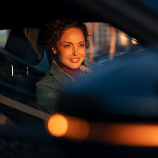 h2_driverscheck_teaser_06.jpg Eine Frau fährt ihr Auto