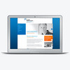 Laptop zeigt blau-weiß-orangene Website für Dr. Anrich