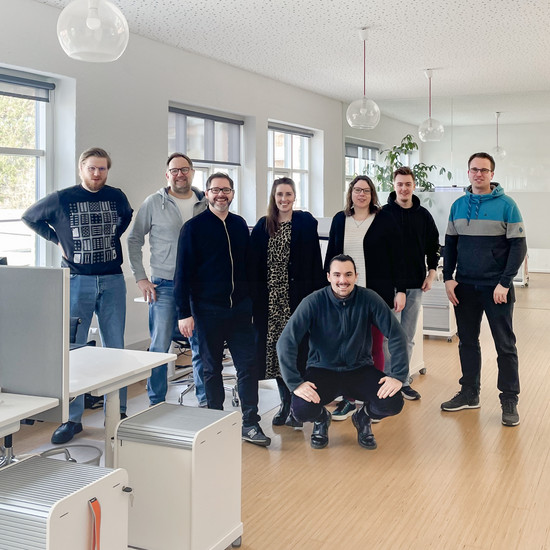 Das Kieler Hochzwei-Team freut sich über neue Möbel