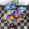 Eine Familie steht an einem Gerät mit Luftballons