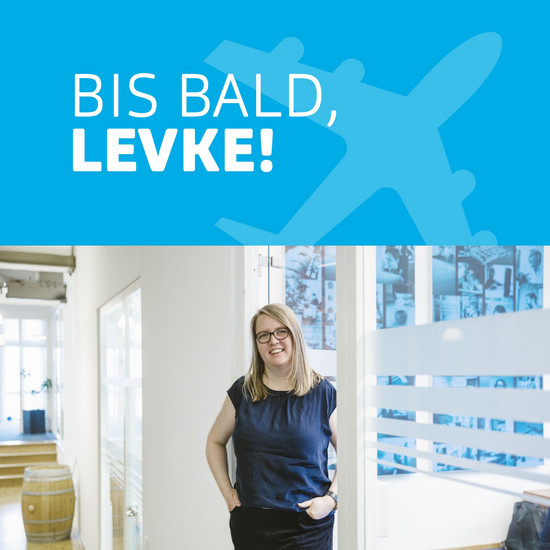 Bild von Mitarbeiterin Levke mit Flugzeug und Slogan: Bis bald, Levke!