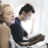 Blonde Frau schläft im Flugzeug