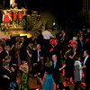 Viele Menschen tanzen auf einer Veranstaltung