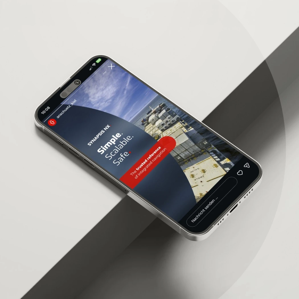 h2_raya_teaser_04.jpg Smartphone auf einer Tischkante mit der Anschütz Webseite
