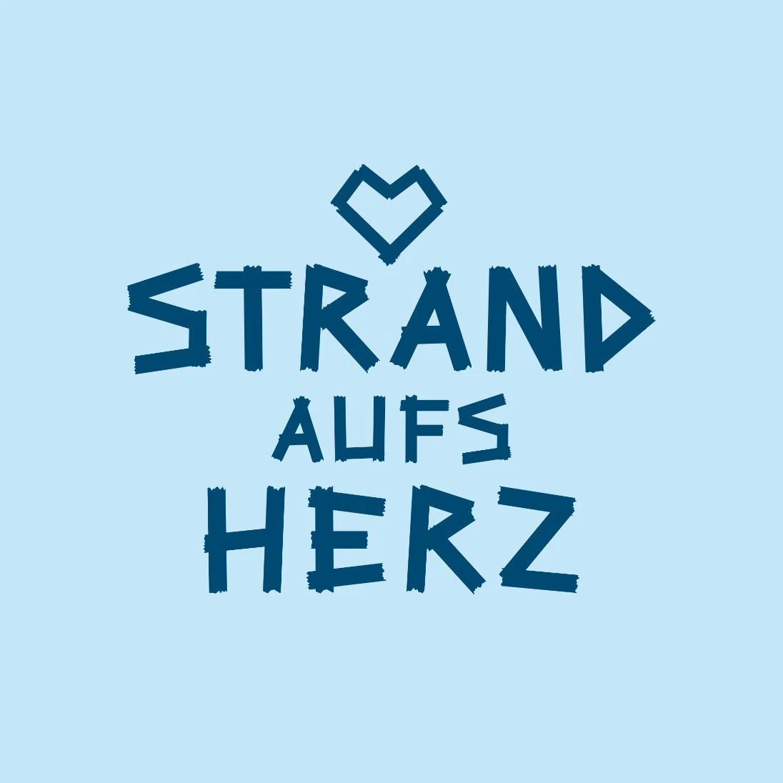 Hellblaue Grafik mit dunkelblauem Schriftzug Strand aufs Herz