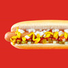 Das linke Endstück eines Hotdogs vor rotem Hintergrund