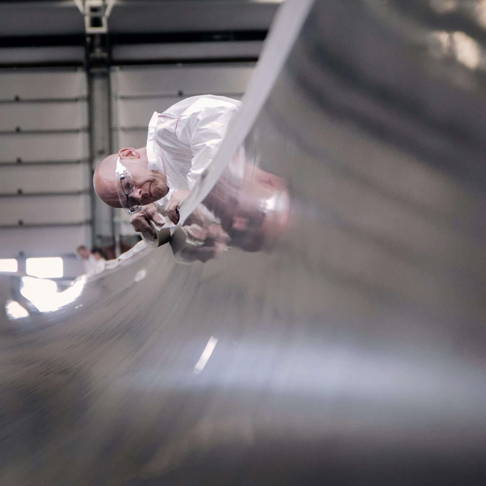 Vestas Mitarbeiter arbeitet mit Stahl