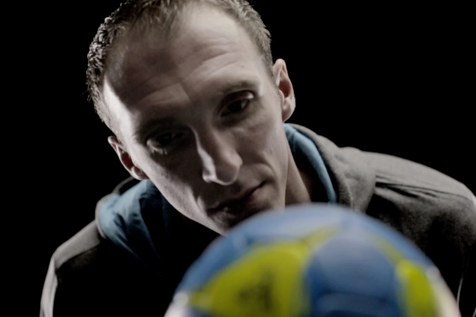 Ein Handballer guckt einen Erima Handball an