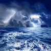 Blitze und dunkle Wolken über dem Meer