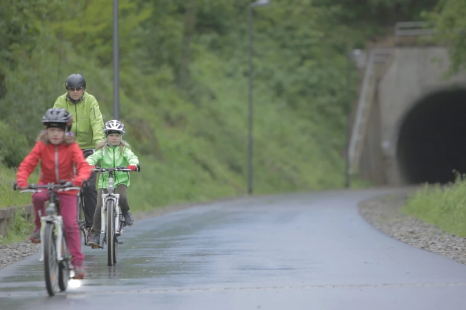 bb_zweirad_teaser_05.jpg Zwei Kinder und ein Mann fahren Fahrrad