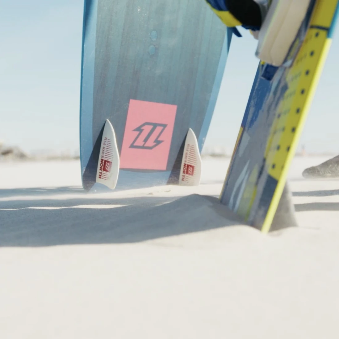 Nahaufnahme eines Surfboards im Sand