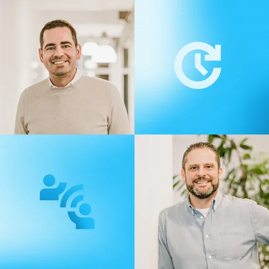 Viergeteilte Grafik mit Porträts der beiden HOCHZWEI Geschäftsführer Felix Worm und Timo Klass sowie zwei Icons, die Pünktlichkeit und Kommunikation symbolisieren