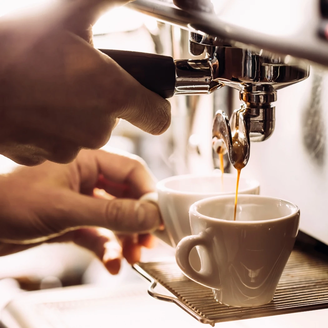 hochzwei_expert_teaser_02.jpg Ein Barista zieht zwei Espresso Shots