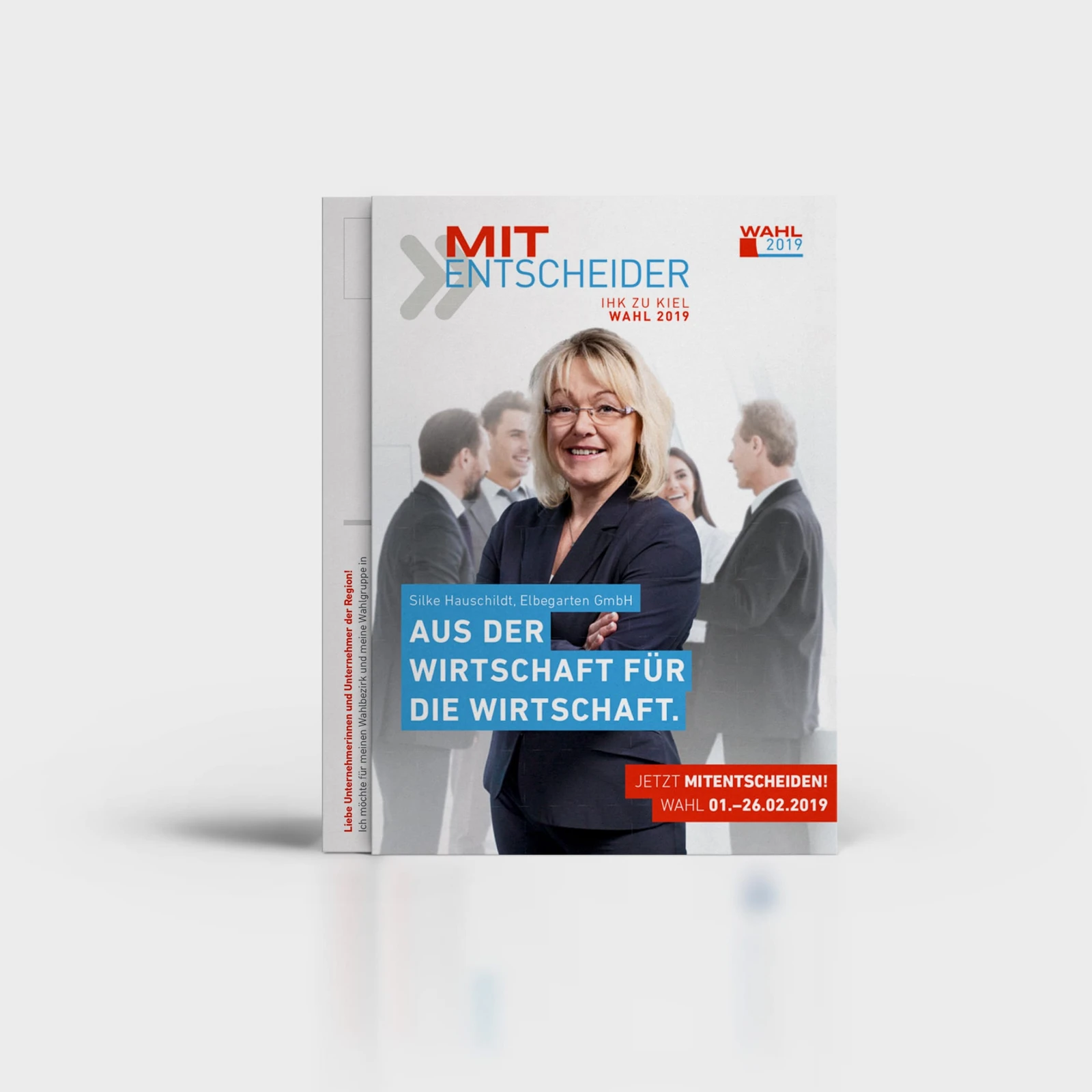 hochzwei_ihkk_teaser_05.jpg Katalog der IHK Kiel mit einer Mitarbeiterin auf dem Cover