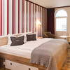 Blick auf das Bett eines Hotelzimmers im Strandhotel Dagebüll