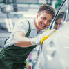 Ein Europcar Mitarbeiter wäscht ein Auto